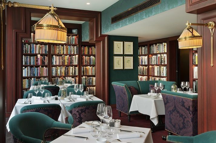 Bibliothèques de beaux livres pour le Joy, restaurant-bar du Fouquet’s