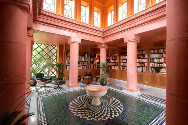 Espace de détente et de calme dans cette bibliothèque ouverte sur un jardin