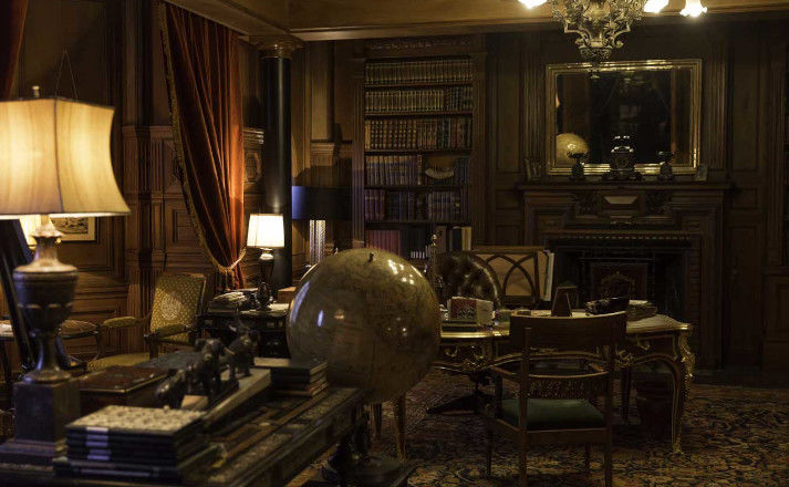 Bureau richement décoré de livre anciens dans le film au revoir là-haut d'Albert Dupontel