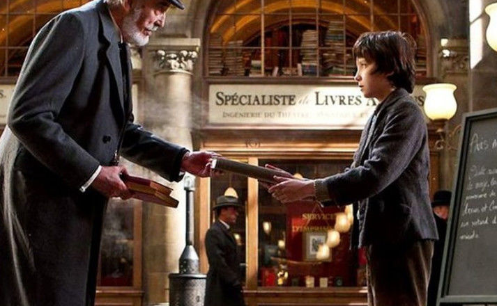 Hugo devant une librairie spécialiste de livres anciens, film de M. Scorsese