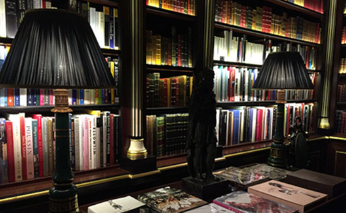 Livres d’art et beaux livres dans les rayons de la bibliothèque de La Réserve Gabriel à Paris
